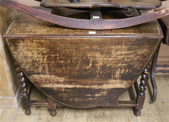 An oak gateleg table, W.105cm